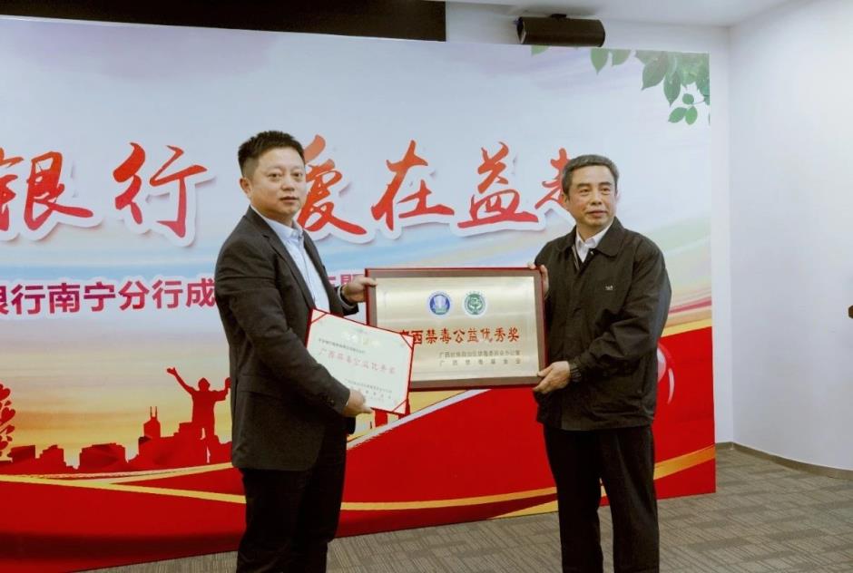 杨力平为捐赠企业颁发牌匾及荣誉证书.jpg