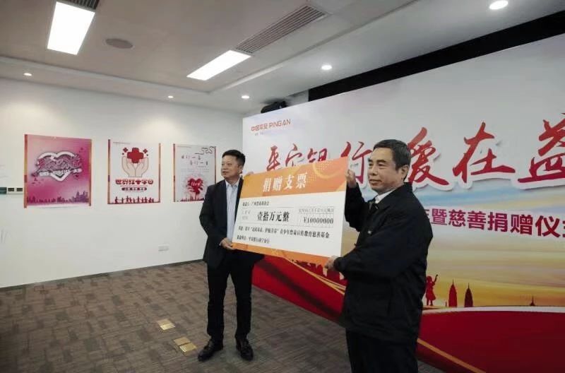 广西禁毒基金会理事长杨力平接受捐赠.jpg
