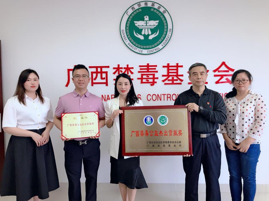 杨理事长为诺迦公司颁发牌匾及荣誉证书