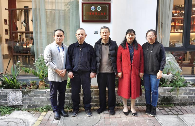 邹老师向广西禁毒基金会捐赠书法作品