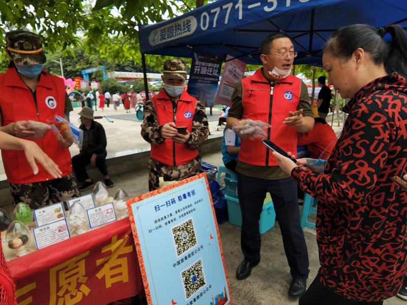 禁毒志愿者深入社区开展禁毒宣传活动