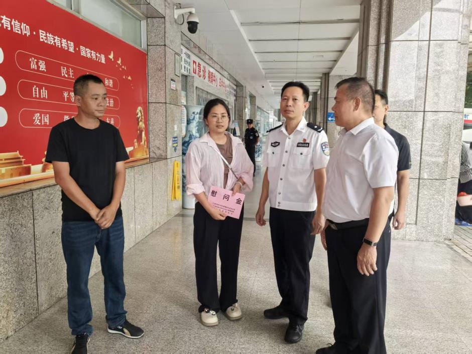 广西禁毒基金会理事长慰问患重病民警 广西禁毒基金会理事长慰问患重病民警